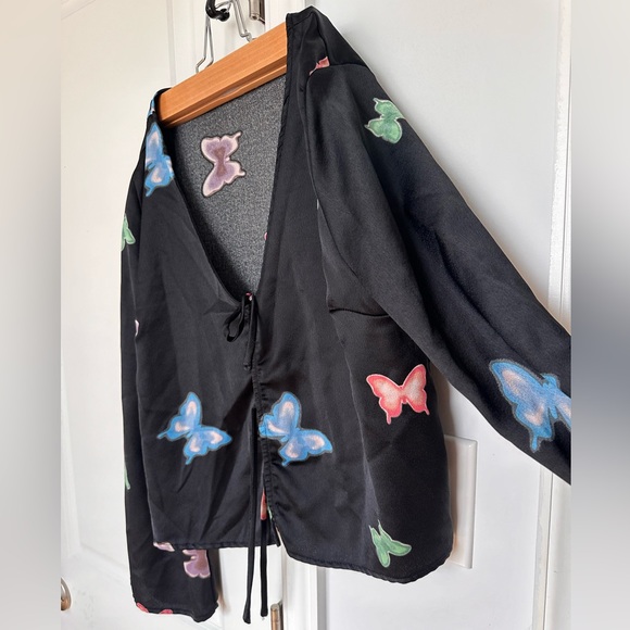 Lisa says gah silk butterfly tie shirt - Picture 2 of 6